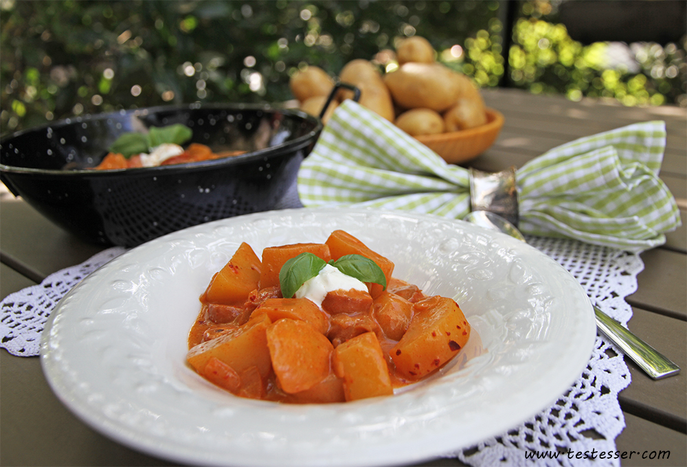 Kartoffelgulasch_Tisch