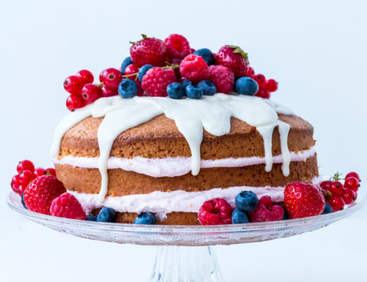 Naked Cake mit Beeren und weißer Schokolade